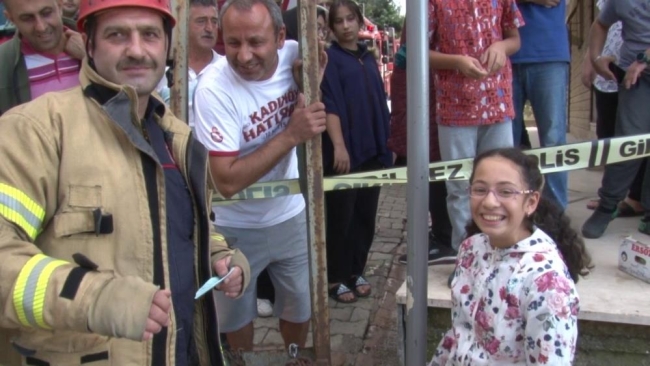 Yangının ortasında kalan yavru kedilere itfaiye eli