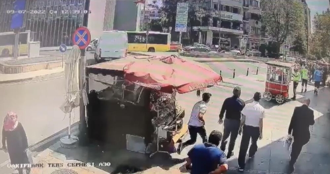 Yabancı uyruklu genci meydanda önce darp, sonra da gasp etti