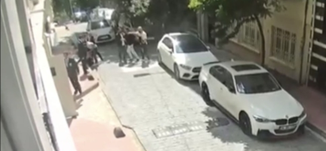 Yabancı uyruklu genci meydanda önce darp, sonra da gasp etti