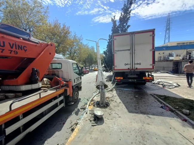 Freni boşalan kamyonet dehşet saçtı