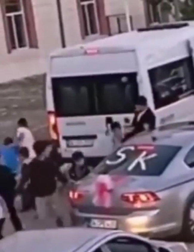 Gelin arabasının önünü kesenlere tekmeli saldırı