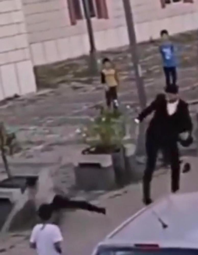 Gelin arabasının önünü kesenlere tekmeli saldırı