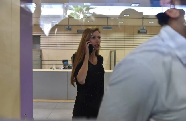 Parasını çekemeyen milletvekili banka şubesini bastı