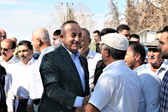 Dışişleri Bakanı Çavuşoğlu TOKİ tarafından teslim edilen evleri gezdi