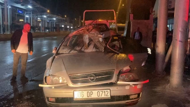 Bursa'da kontrolünü kaybeden sürücü üst geçidin ayağına çarptı