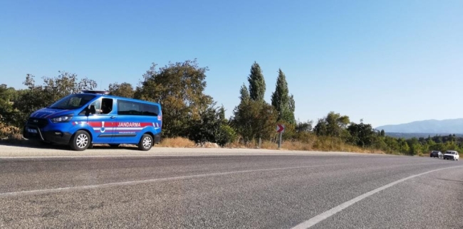 Kamyonet su kanalına uçtu: Yaralılar var