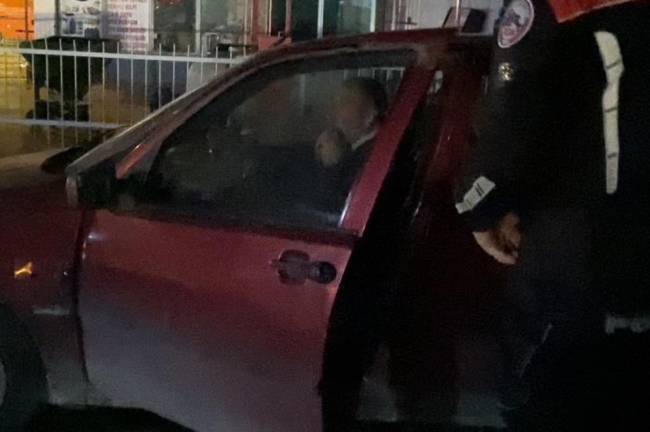 Alkollü sürücü pes dedirtti: Araçta dişlerini aradı