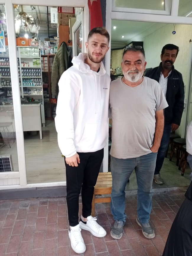 Milli futbolcuyu Bursa'da görenler şaşırdı