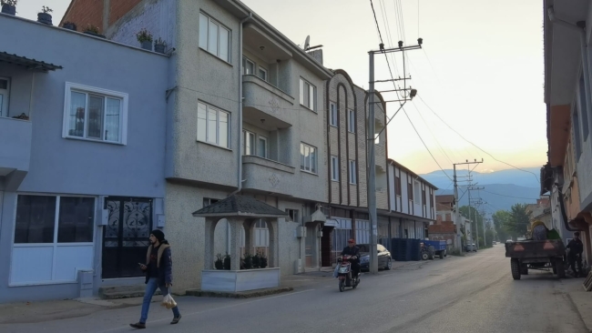 Yol kenarındaki mezar bir mahalleyi ikiye böldü, muhtar "şehir efsanesi" dedi