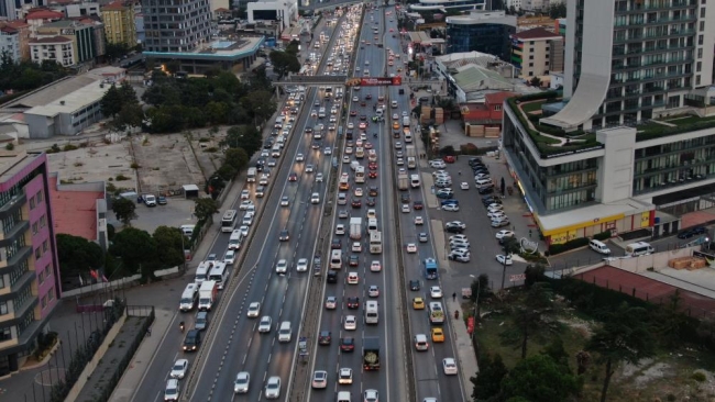 İş çıkışı trafiği kilitleyen kaza: Kilometrelerce kuyruk oluştu