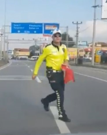 Türk polisinin bayrak sevdası trafiği durdurdu