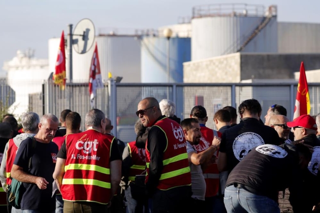 Fransa’da hükümetten greve 'zorla çalıştırma' çözümü