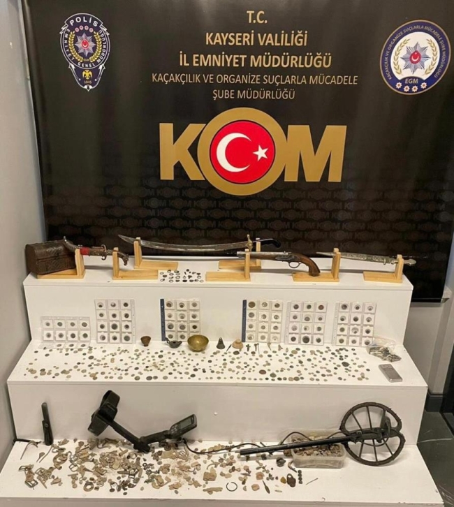 Eş zamanlı operasyonda tarihi eser fışkırdı