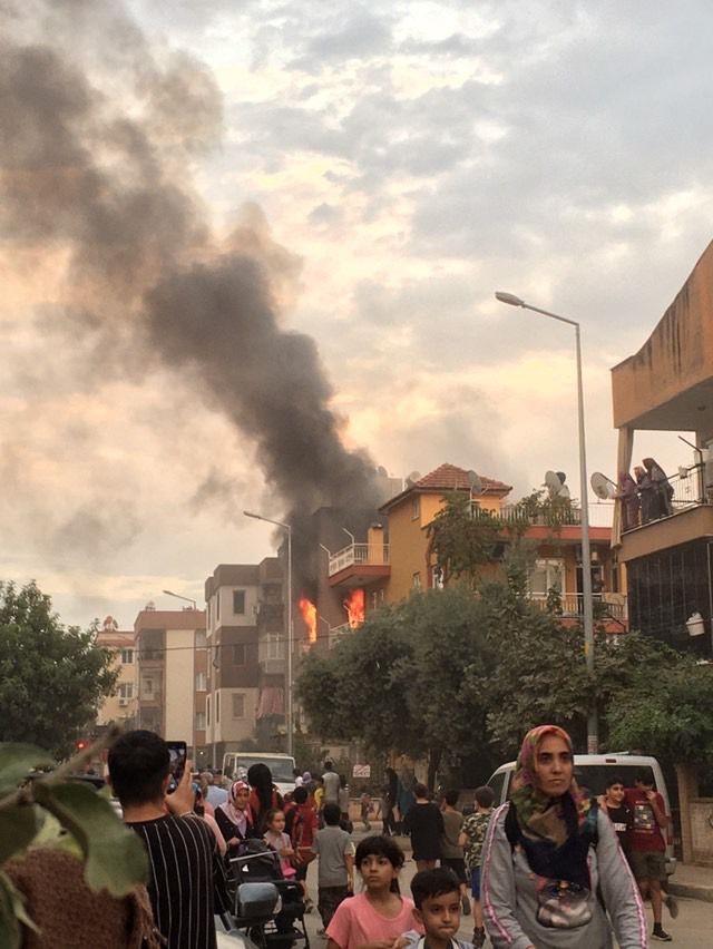 Yangına uyurken yakalanan çocuğu ağabeyi kurtardı