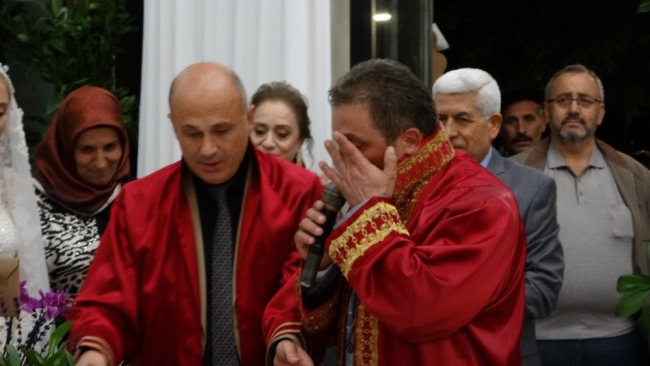 Nikah memuru baba, kızının nikahında gözyaşlarına hakim olamadı