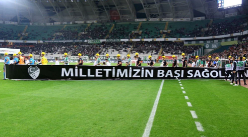 Hakem ve futbolcular sahaya baretle çıktı