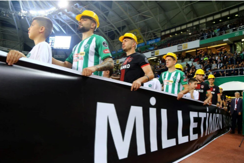Hakem ve futbolcular sahaya baretle çıktı