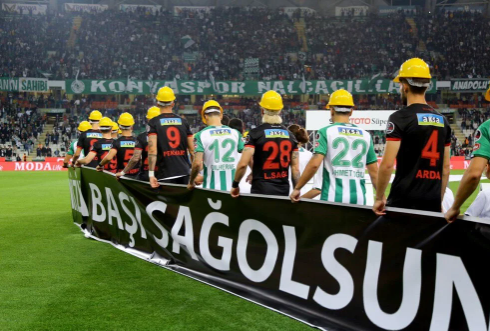 Hakem ve futbolcular sahaya baretle çıktı