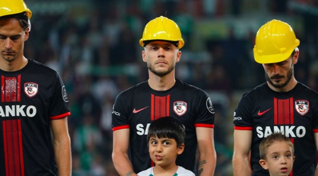 Hakem ve futbolcular sahaya baretle çıktı
