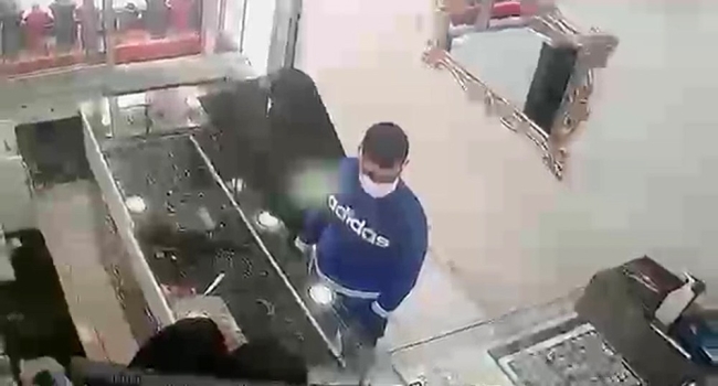 20 dakika oyalayıp binlerce liralık soygun yaptılar