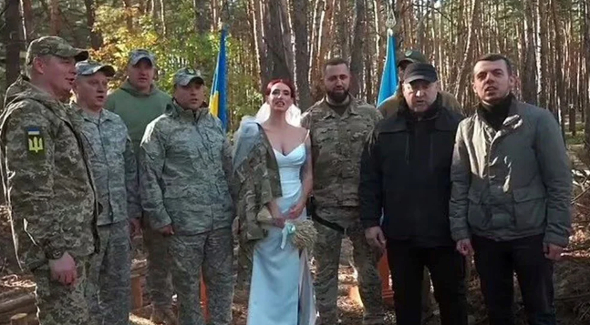 Savaşın ön cephesinde düğün yaptılar