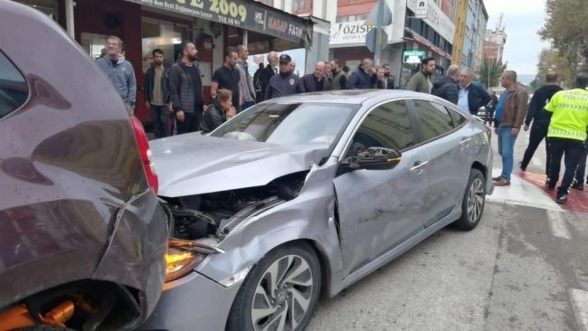 Bursa'da sara nöbeti geçiren sürücü araçlara çarptı