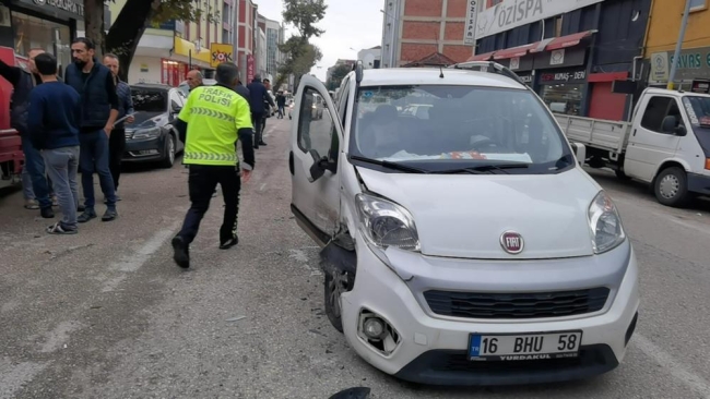 Bursa'da sara nöbeti geçiren sürücü araçlara çarptı