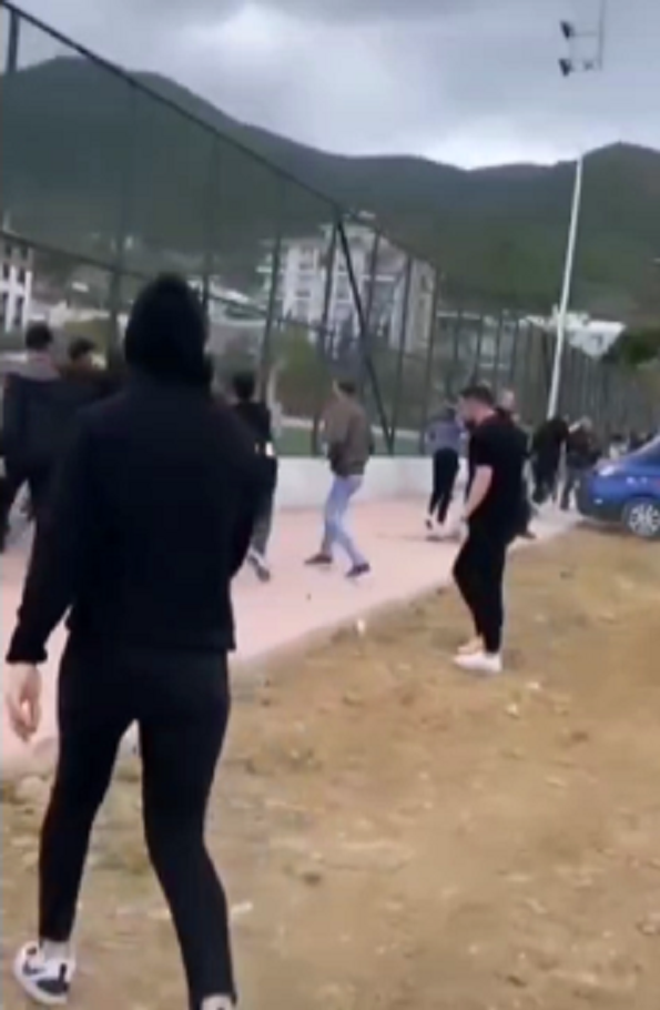 Kadın futbolunda holigan terörü: Sahayı ve tribünleri taşladılar