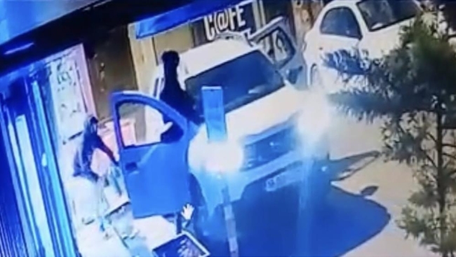 Komedi filmlerini aratmayan hırsızlık: Arkadaşlarını unuttular