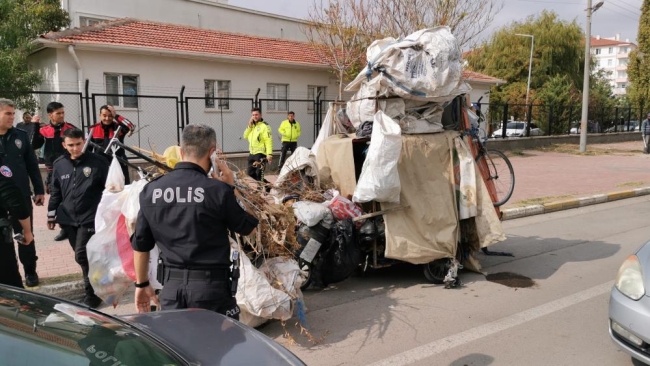 Köpekleri çuvala koydu: Müdahale eden polise saldırdı