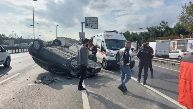 E-5'te otomobil takla attı: Yol trafiğe kapandı