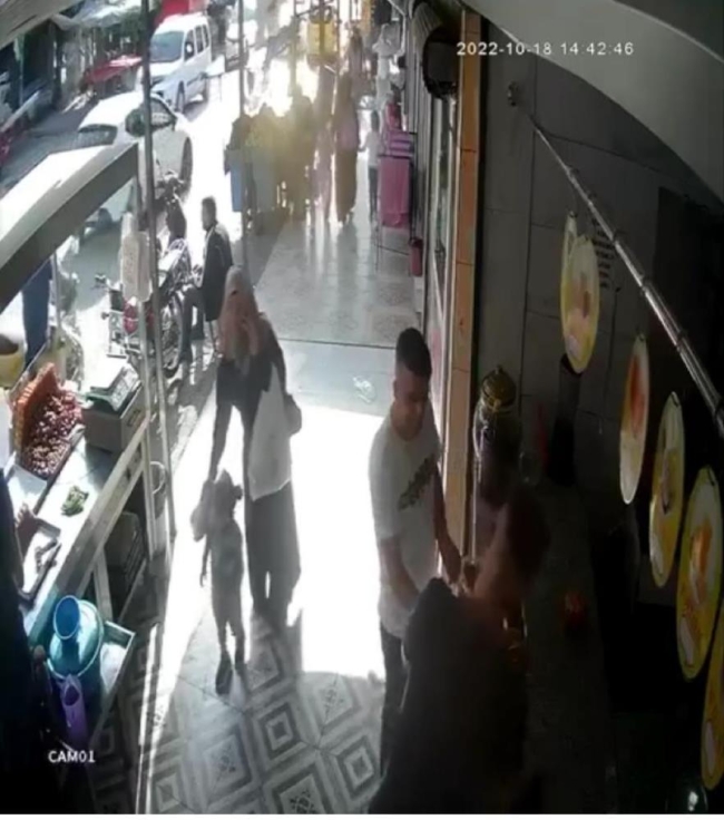 Annesinin kaldırıma bıraktığı çocuğu ölüm teğet geçti