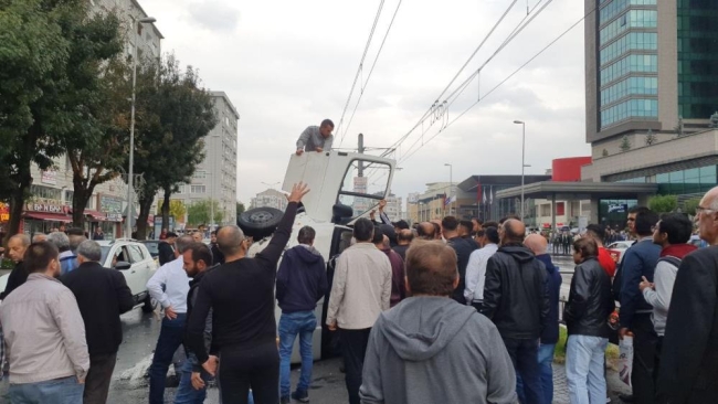 Vatandaşlar seferber oldu: Çekerek çıkarmaya çalıştılar