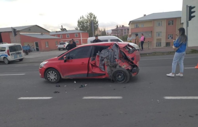 Sebze yüklü kamyon otomobile çarparak takla attı