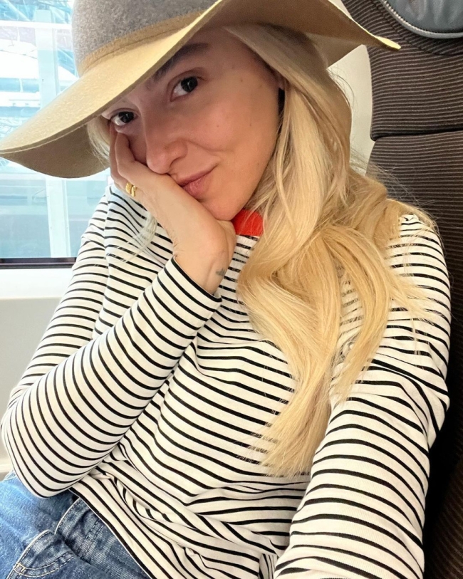 Hadise'nin Londra pozlarına beğeni yağdı