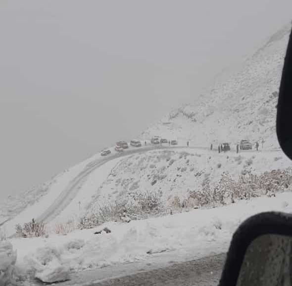 Kar nedeniyle yol ulaşıma kapandı: Onlarca araç mahsur kaldı