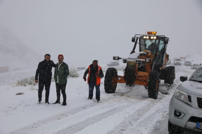 Kar nedeniyle yol ulaşıma kapandı: Onlarca araç mahsur kaldı
