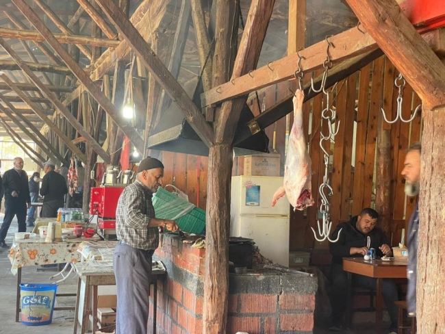 Bursa'da 100 yıllık kaselerde 500 yıl öncesinin tarifi pişiriliyor