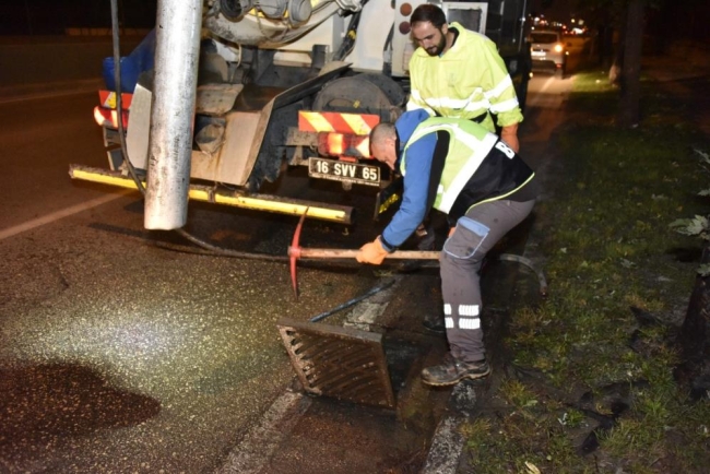 Bursa'da mazgallar gece temizleniyor