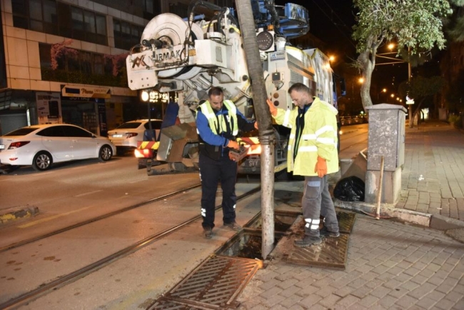 Bursa'da mazgallar gece temizleniyor