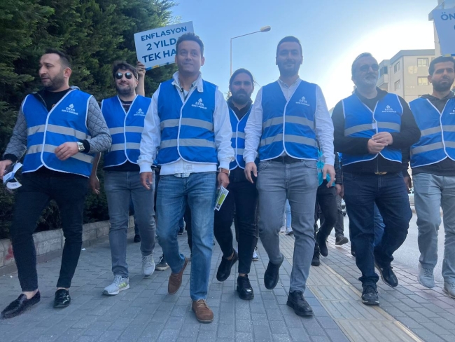 Mavi yelekliler Bursa sokaklarında ses getirdi