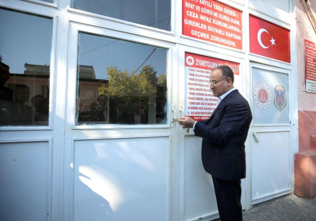 Bakan Bozdağ Cezaevi'nin anahtarını Bakan Ersoy'a teslim etti