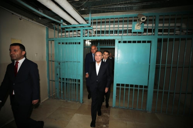 Bakan Bozdağ Cezaevi'nin anahtarını Bakan Ersoy'a teslim etti