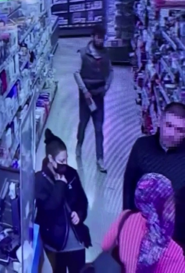 Kutu çikolataları pantolonunun içine sıkıştırarak gözden kayboldu