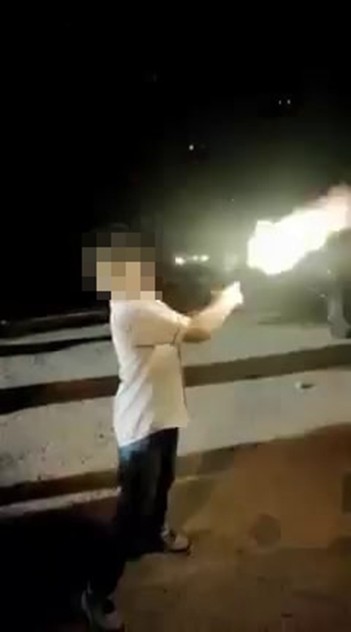 Çocuğun eline silah verilen görüntüler dehşete düşürdü