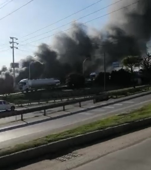 Kocaeli'nde sanayi tesisini alevler sardı!