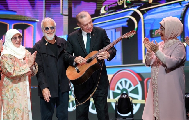 Yusuf İslam Beştepe'de konser verdi! Cumhurbaşkanı Erdoğan'a gitar hediye etti