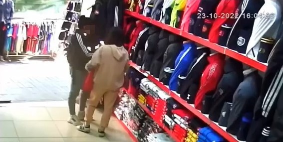 Dalgınlığından faydalanıp binlerce lira soygun yaptılar