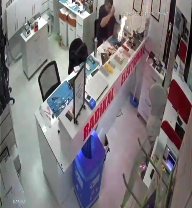 Tamir için getirilen telefon bomba gibi patladı