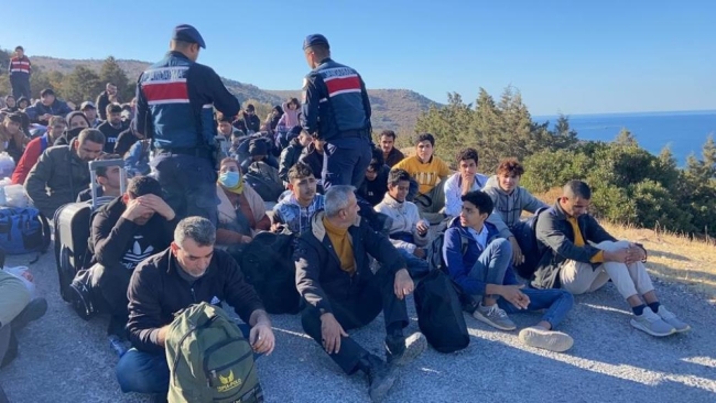 107 düzensiz göçmen ve 11 organizatöre suçüstü